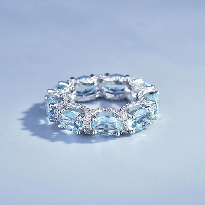 Anello a fascia eternity con cristalli azzurri e pavé di zirconi, anello impilabile da donna - image 1
