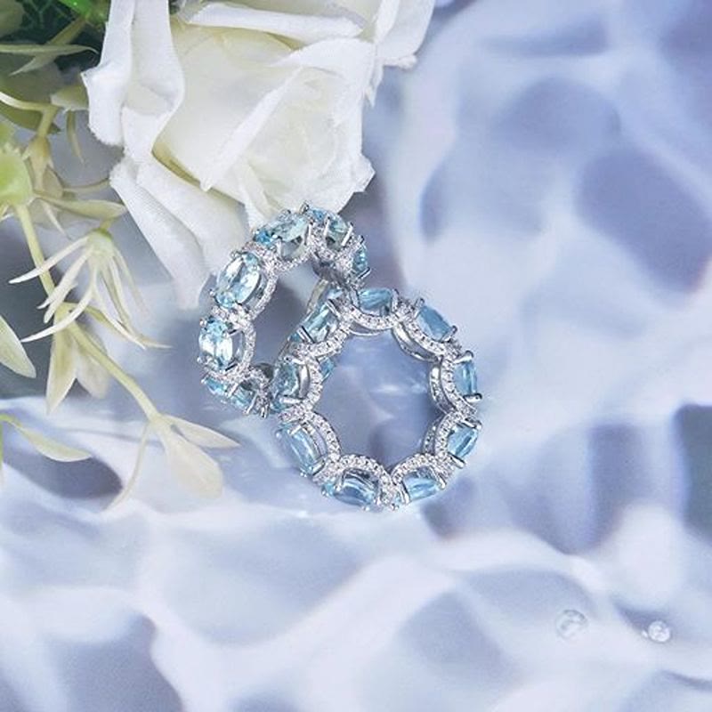 Anello a fascia eternity con cristalli azzurri e pavé di zirconi, anello impilabile da donna - image 6