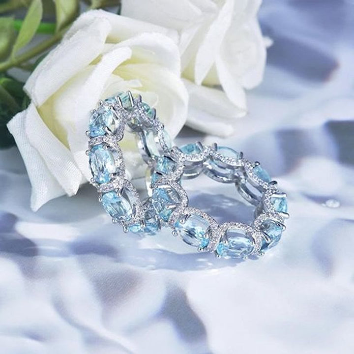 Anello a fascia eternity con cristalli azzurri e pavé di zirconi, anello impilabile da donna - image 4
