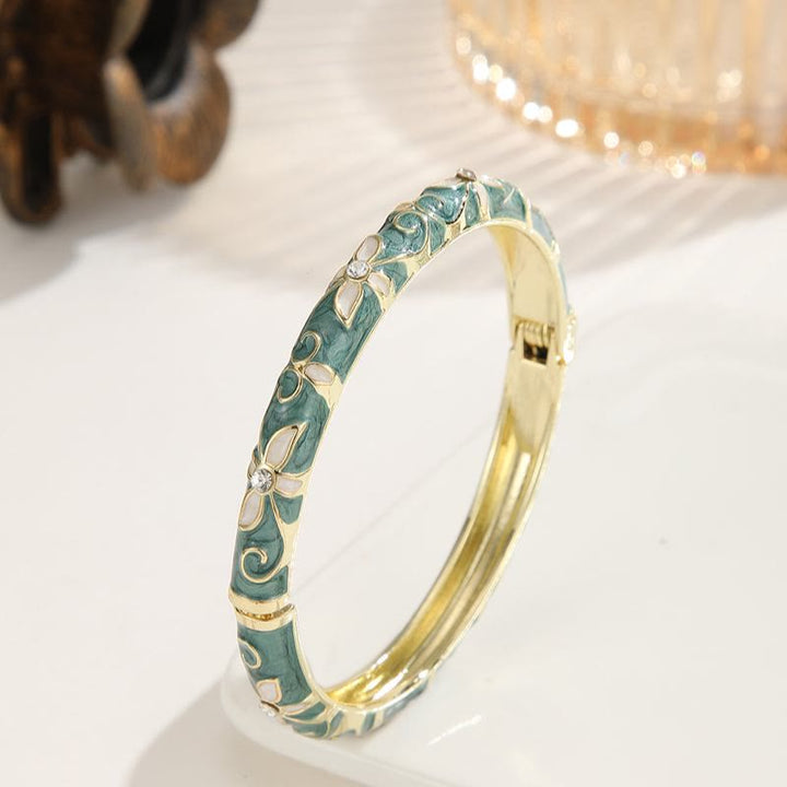 Bracciale rigido da donna con ciondolo a forma di trifoglio in smalto color oro e effetto gocciolante. - Sabbia verde fluente - image 4