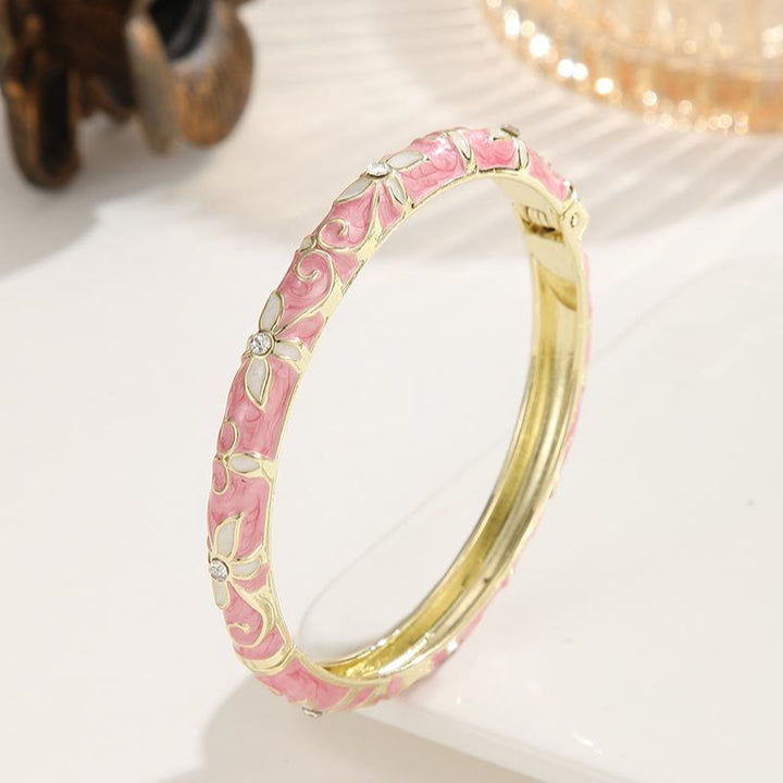 Bracciale rigido da donna con ciondolo a forma di trifoglio in smalto color oro e effetto gocciolante. - Rosa - image 0