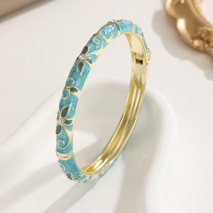 Bracciale rigido da donna con ciondolo a forma di trifoglio in smalto color oro e effetto gocciolante. - Azzurro chiaro - image 6