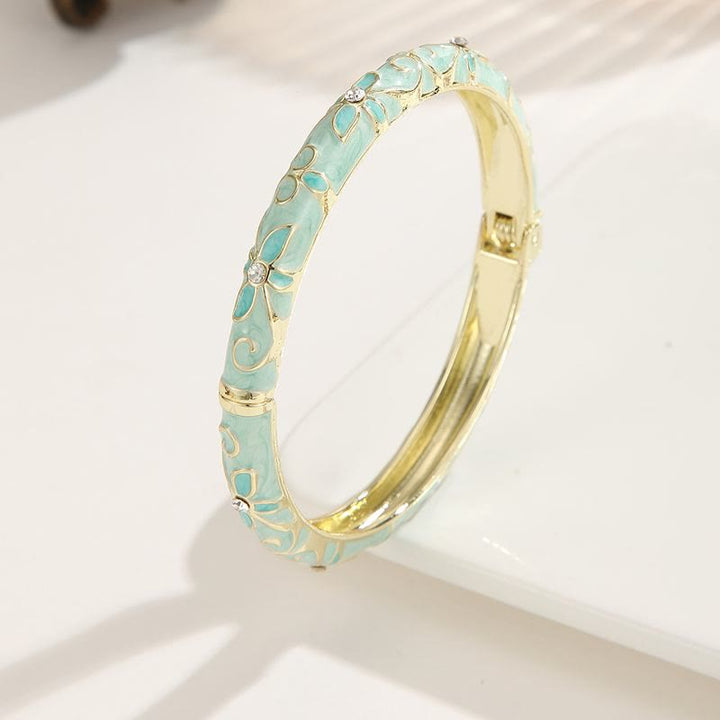 Bracciale rigido da donna con ciondolo a forma di trifoglio in smalto color oro e effetto gocciolante. - Verde chiaro - image 3