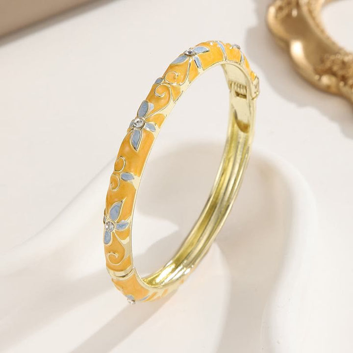 Bracciale rigido da donna con ciondolo a forma di trifoglio in smalto color oro e effetto gocciolante. - Giallo - image 5
