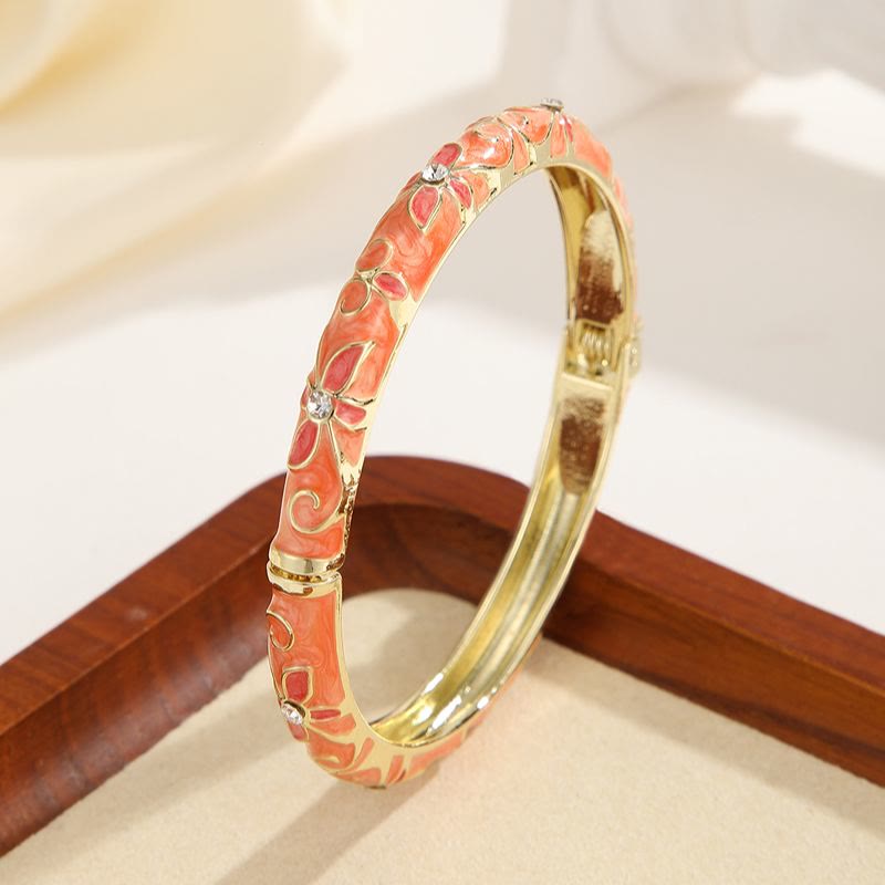Bracciale rigido da donna con ciondolo a forma di trifoglio in smalto color oro e effetto gocciolante. - Arancia - image 11