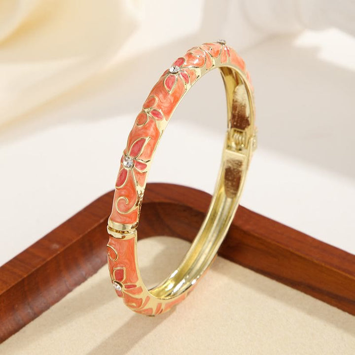 Bracciale rigido da donna con ciondolo a forma di trifoglio in smalto color oro e effetto gocciolante. - Arancia - image 11