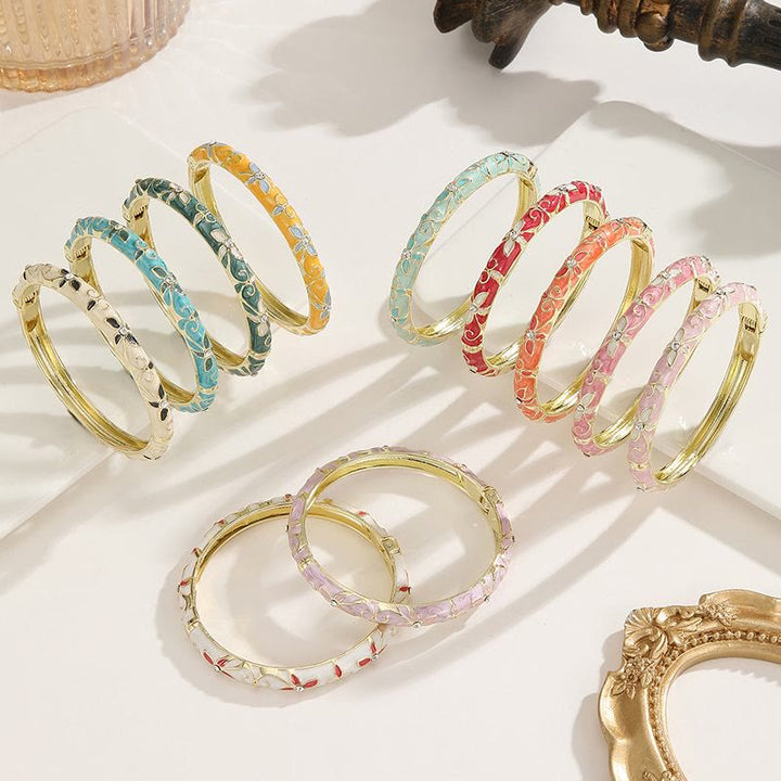 Bracciale rigido da donna con ciondolo a forma di trifoglio in smalto color oro e effetto gocciolante. - image 1