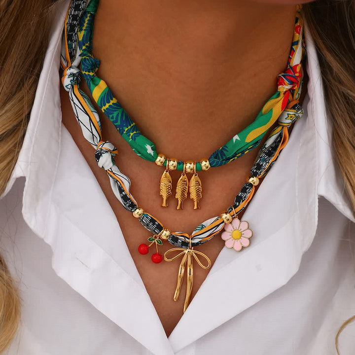 Collana con ciondolo a forma di pesce rosso e fiore di ciliegio, stile tropicale pop. - image 0