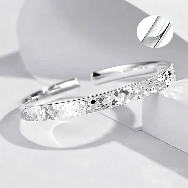 Bracciale rigido aperto regolabile da donna con texture effetto ghiaccio tritato color argento. - image 0