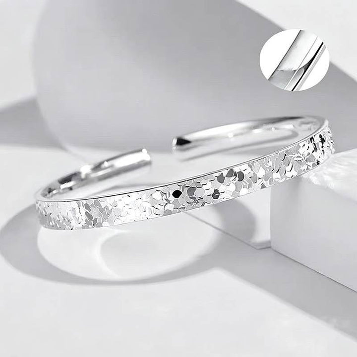 Bracciale rigido aperto regolabile da donna con texture effetto ghiaccio tritato color argento. - image 0