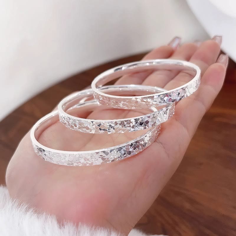 Bracciale rigido aperto regolabile da donna con texture effetto ghiaccio tritato color argento. - image 3