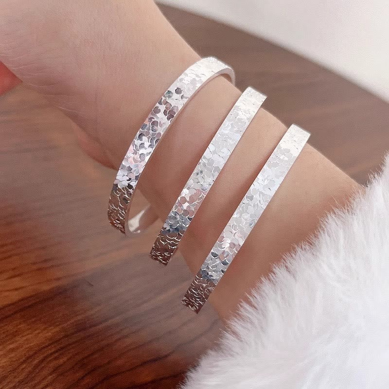 Bracciale rigido aperto regolabile da donna con texture effetto ghiaccio tritato color argento. - image 2