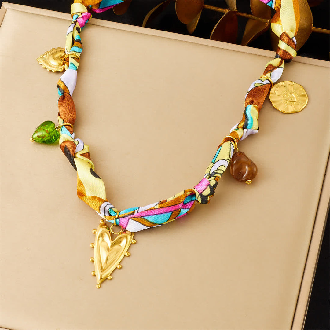 Collana con ciondolo a cuore dorato e sciarpa colorata annodata a mano. - image 2