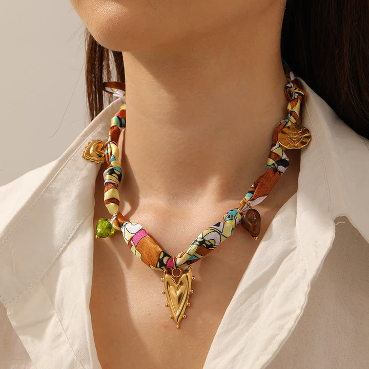 Collana con ciondolo a cuore dorato e sciarpa colorata annodata a mano. - Giallo - image 0