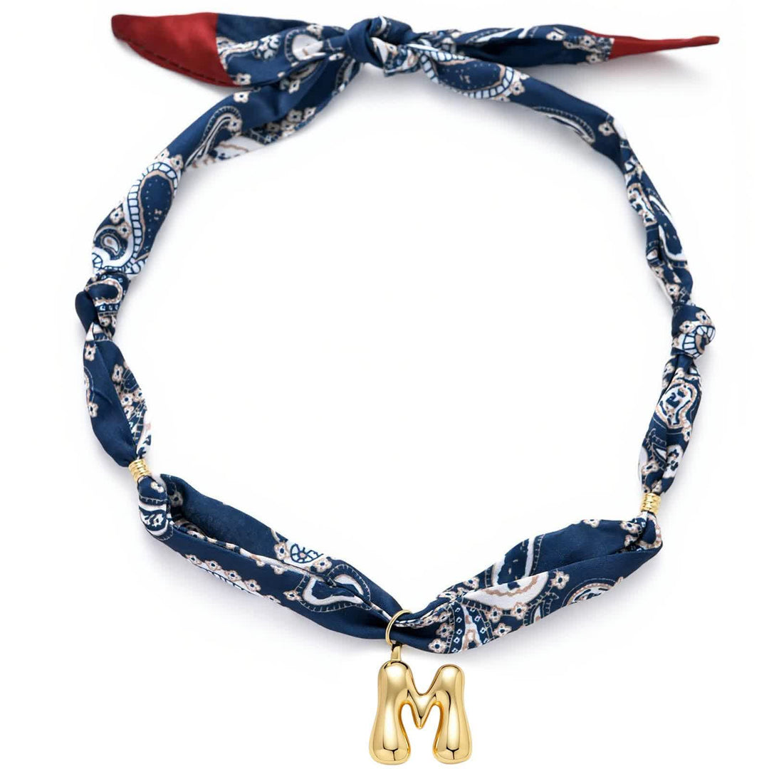 Collana con sciarpa bandana blu navy a fantasia paisley con iniziale e ciondolo a forma di lettera dorata a bolle. - M - image 17