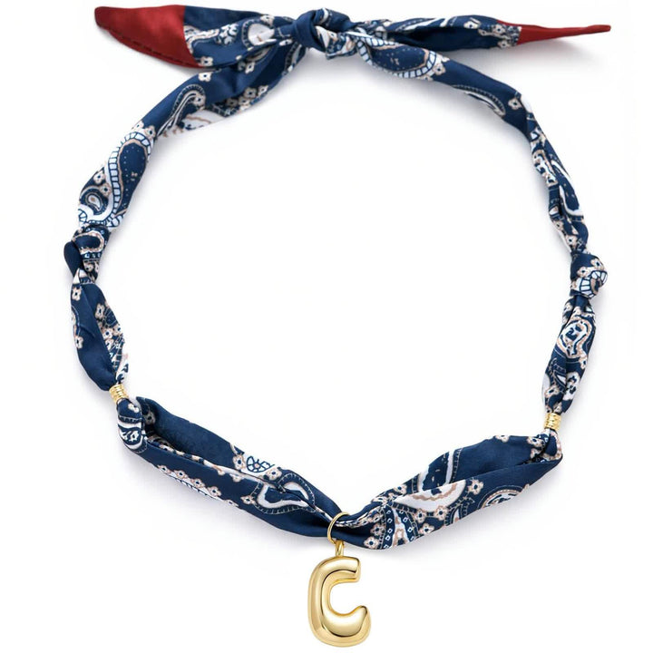 Collana con sciarpa bandana blu navy a fantasia paisley con iniziale e ciondolo a forma di lettera dorata a bolle. - C - image 7