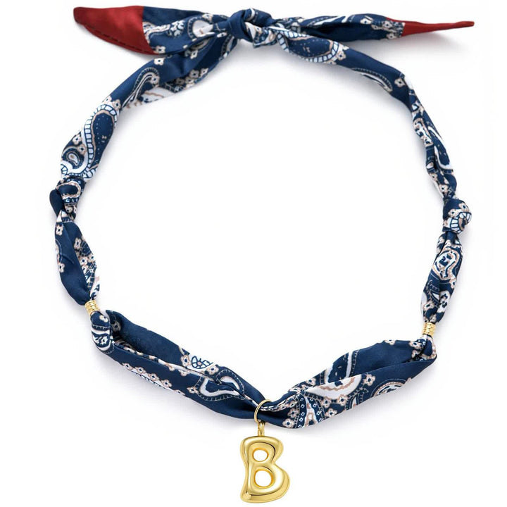 Collana con sciarpa bandana blu navy a fantasia paisley con iniziale e ciondolo a forma di lettera dorata a bolle. - B - image 6