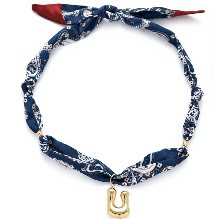 Collana con sciarpa bandana blu navy a fantasia paisley con iniziale e ciondolo a forma di lettera dorata a bolle. - U - image 25