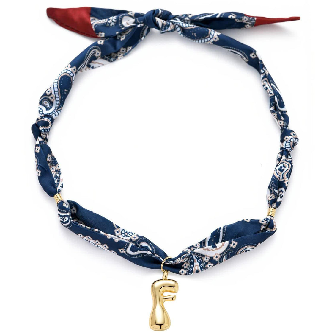 Collana con sciarpa bandana blu navy a fantasia paisley con iniziale e ciondolo a forma di lettera dorata a bolle. - F - image 10