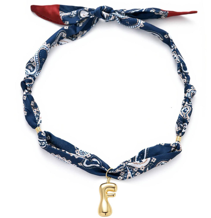 Collana con sciarpa bandana blu navy a fantasia paisley con iniziale e ciondolo a forma di lettera dorata a bolle. - F - image 10