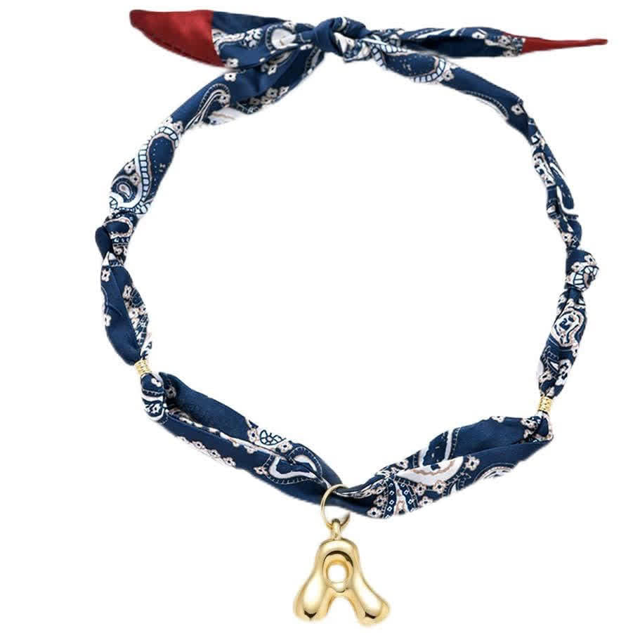 Collana con sciarpa bandana blu navy a fantasia paisley con iniziale e ciondolo a forma di lettera dorata a bolle. - image 2