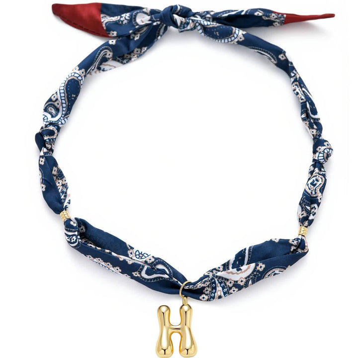 Collana con sciarpa bandana blu navy a fantasia paisley con iniziale e ciondolo a forma di lettera dorata a bolle. - H - image 12