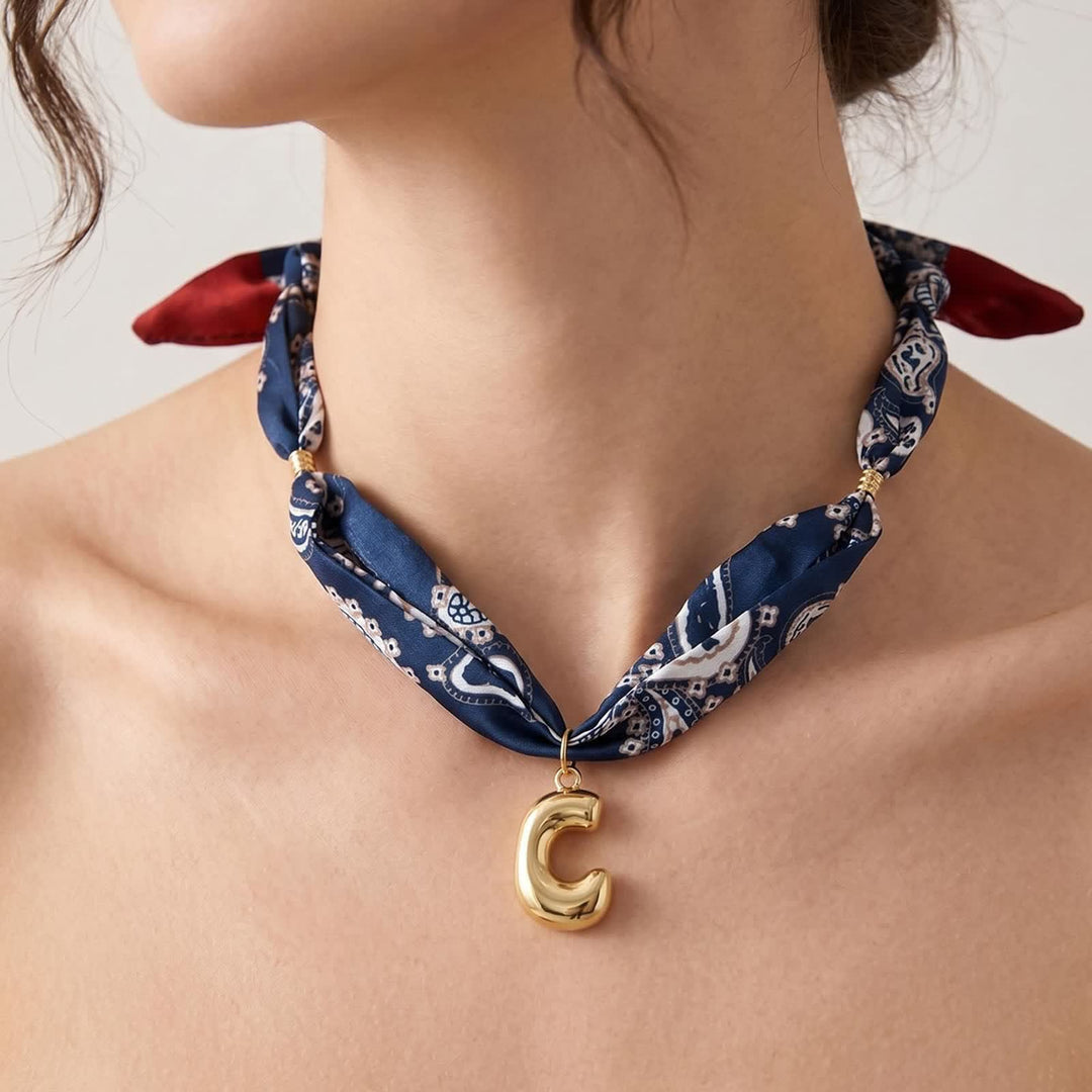 Collana con sciarpa bandana blu navy a fantasia paisley con iniziale e ciondolo a forma di lettera dorata a bolle. - image 4