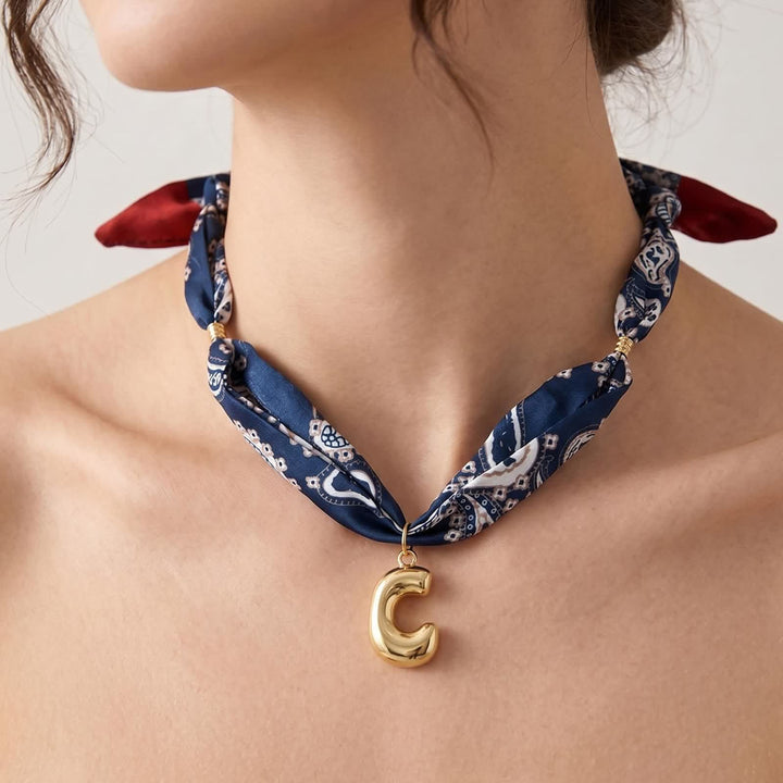 Collana con sciarpa bandana blu navy a fantasia paisley con iniziale e ciondolo a forma di lettera dorata a bolle. - image 4