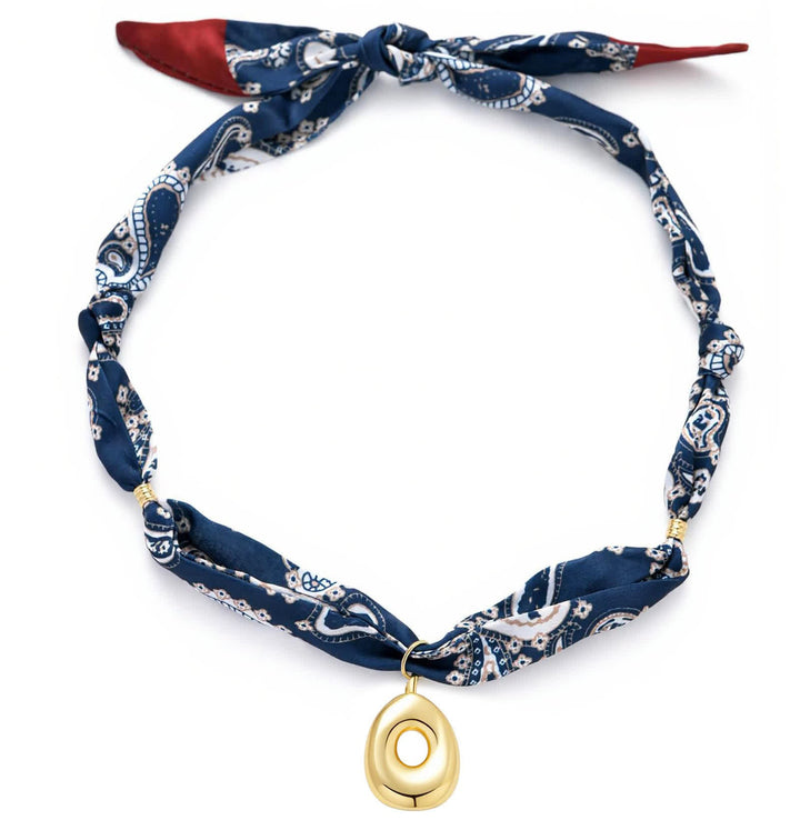 Collana con sciarpa bandana blu navy a fantasia paisley con iniziale e ciondolo a forma di lettera dorata a bolle. - O - image 19