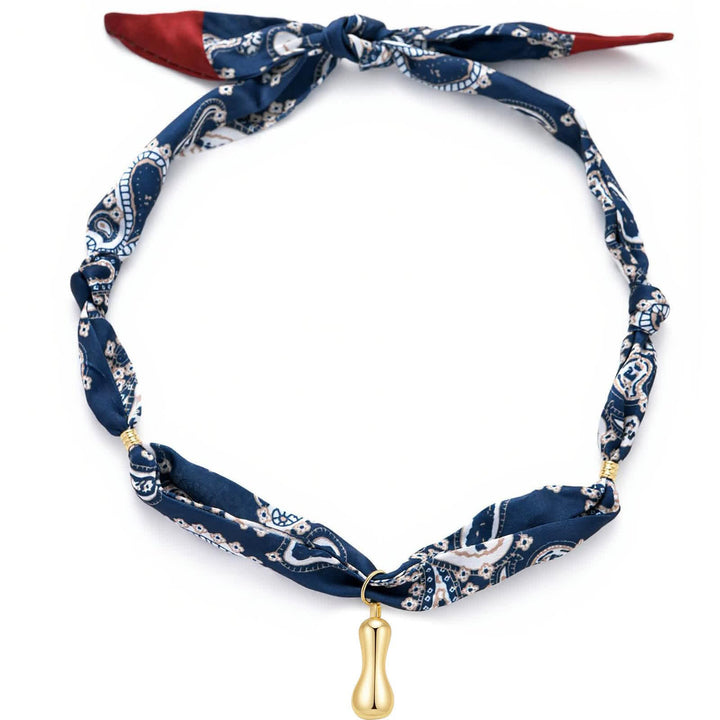 Collana con sciarpa bandana blu navy a fantasia paisley con iniziale e ciondolo a forma di lettera dorata a bolle. - IO - image 13