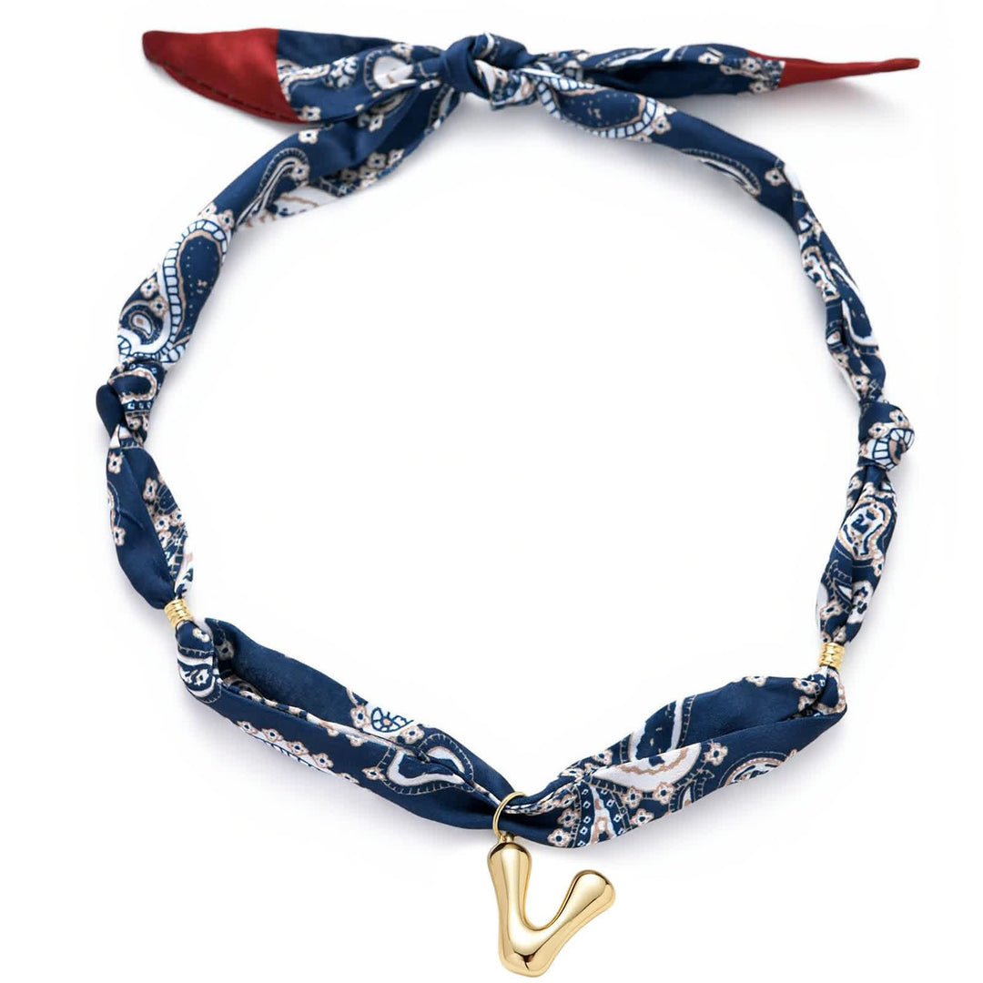 Collana con sciarpa bandana blu navy a fantasia paisley con iniziale e ciondolo a forma di lettera dorata a bolle. - V - image 26