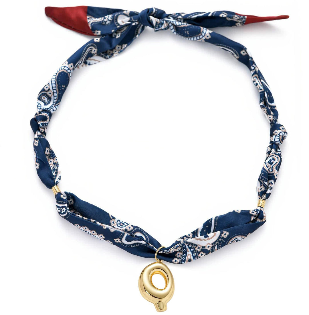 Collana con sciarpa bandana blu navy a fantasia paisley con iniziale e ciondolo a forma di lettera dorata a bolle. - Q - image 21