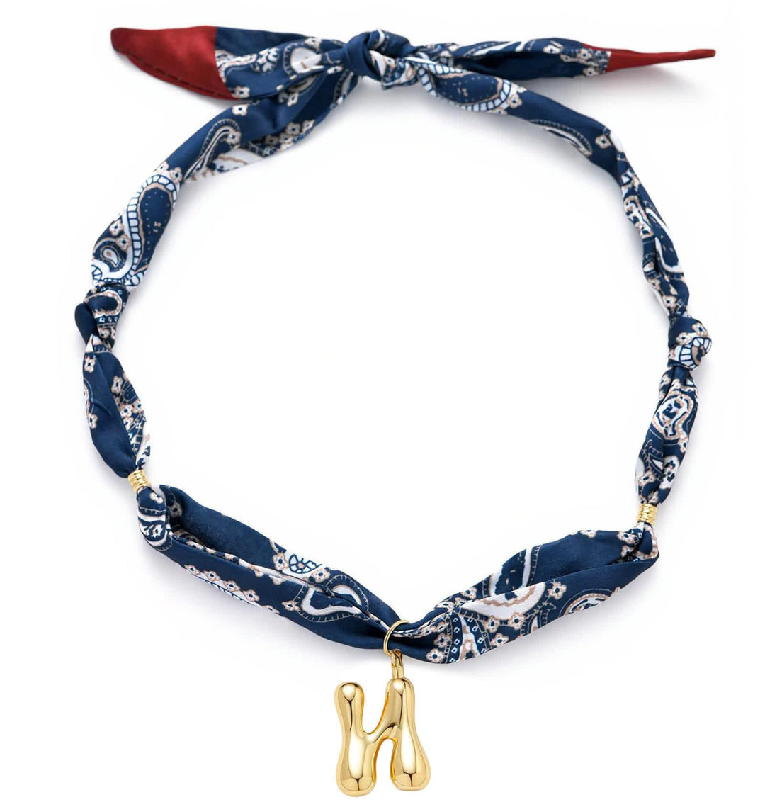 Collana con sciarpa bandana blu navy a fantasia paisley con iniziale e ciondolo a forma di lettera dorata a bolle. - N - image 18