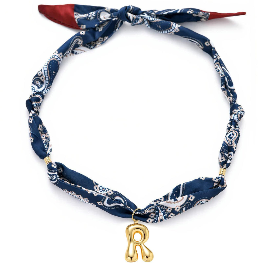 Collana con sciarpa bandana blu navy a fantasia paisley con iniziale e ciondolo a forma di lettera dorata a bolle. - R - image 22