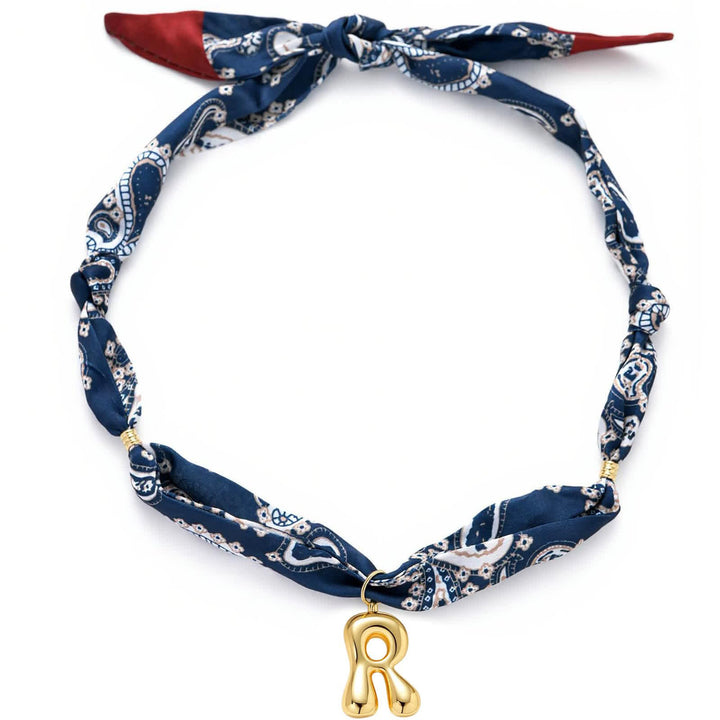 Collana con sciarpa bandana blu navy a fantasia paisley con iniziale e ciondolo a forma di lettera dorata a bolle. - R - image 22