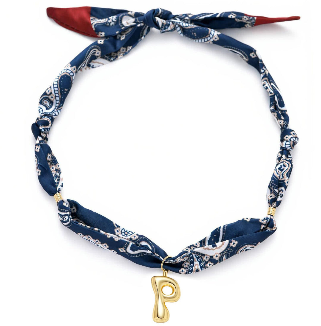 Collana con sciarpa bandana blu navy a fantasia paisley con iniziale e ciondolo a forma di lettera dorata a bolle. - P - image 20