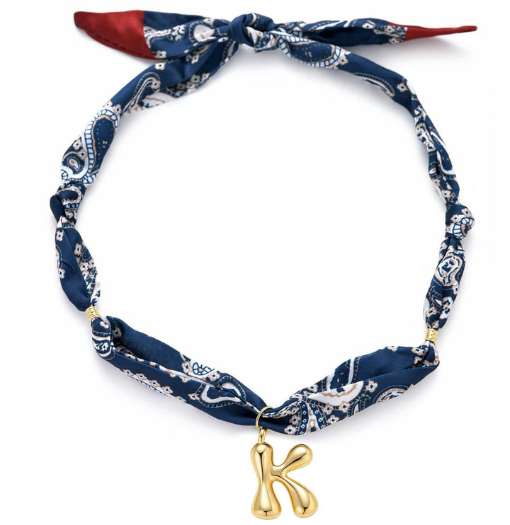 Collana con sciarpa bandana blu navy a fantasia paisley con iniziale e ciondolo a forma di lettera dorata a bolle. - K - image 15