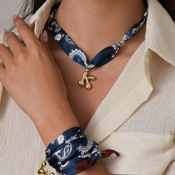 Collana con sciarpa bandana blu navy a fantasia paisley con iniziale e ciondolo a forma di lettera dorata a bolle. - image 3