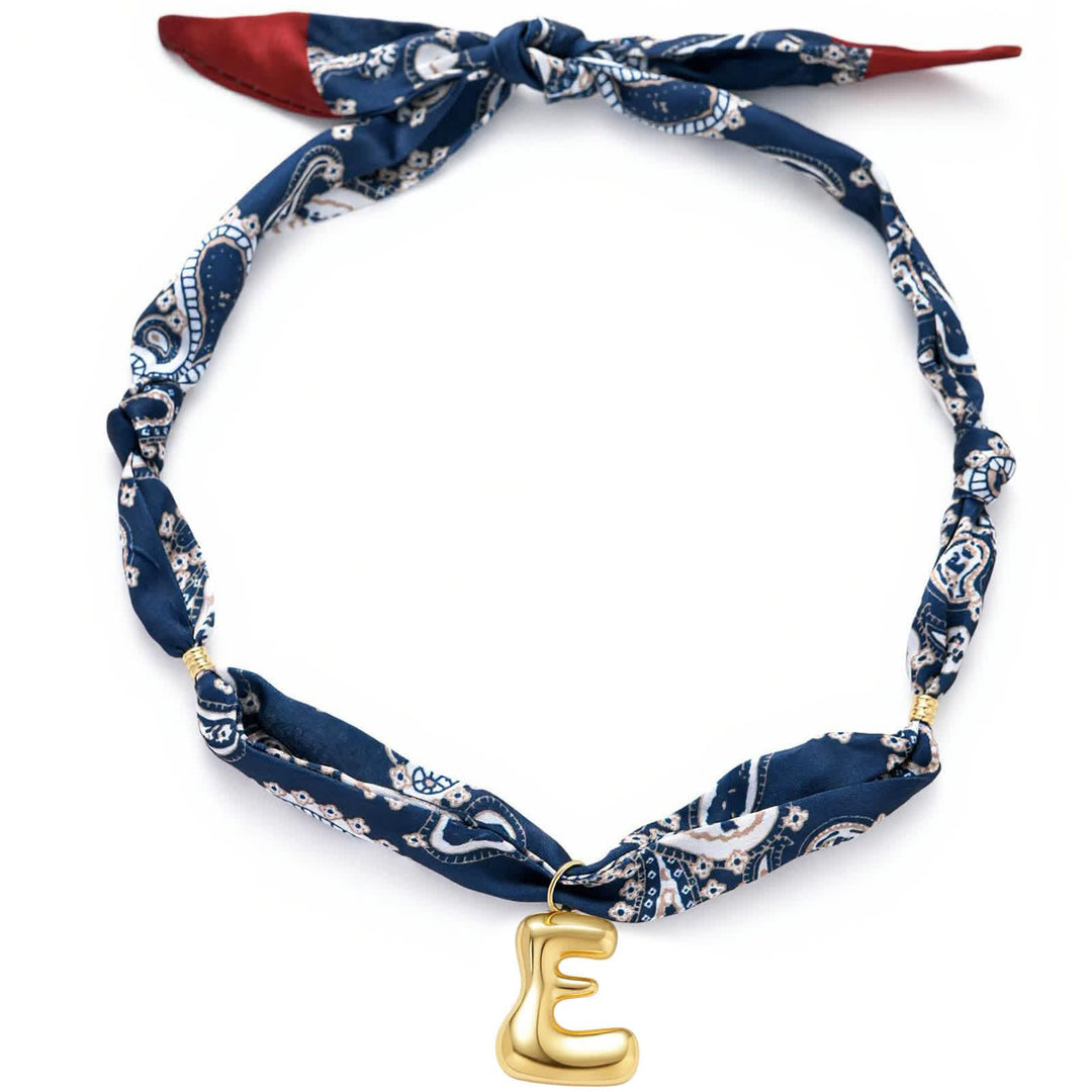 Collana con sciarpa bandana blu navy a fantasia paisley con iniziale e ciondolo a forma di lettera dorata a bolle. - E - image 9