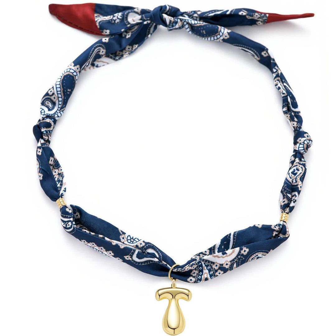 Collana con sciarpa bandana blu navy a fantasia paisley con iniziale e ciondolo a forma di lettera dorata a bolle. - T - image 24
