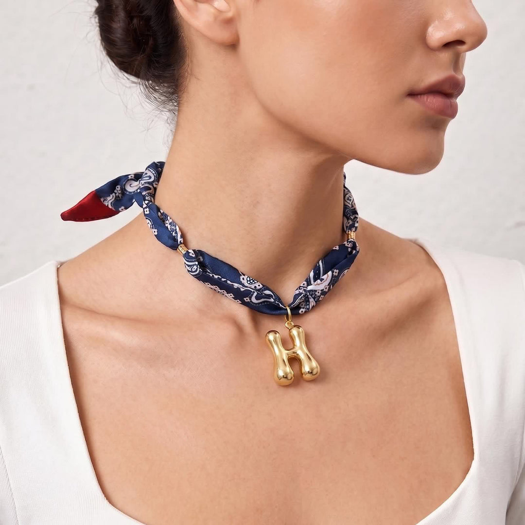 Collana con sciarpa bandana blu navy a fantasia paisley con iniziale e ciondolo a forma di lettera dorata a bolle. - image 5