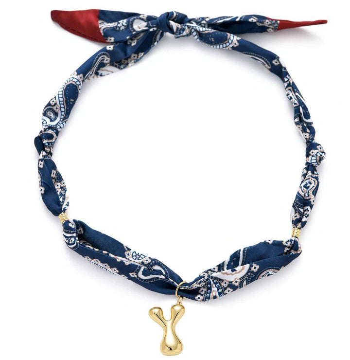 Collana con sciarpa bandana blu navy a fantasia paisley con iniziale e ciondolo a forma di lettera dorata a bolle. - Y - image 29