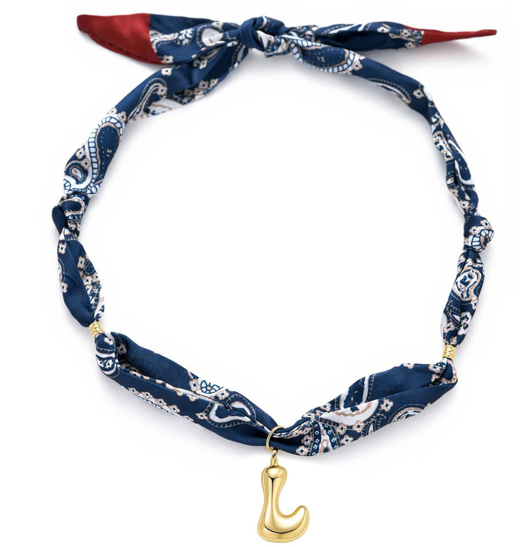 Collana con sciarpa bandana blu navy a fantasia paisley con iniziale e ciondolo a forma di lettera dorata a bolle. - L - image 16