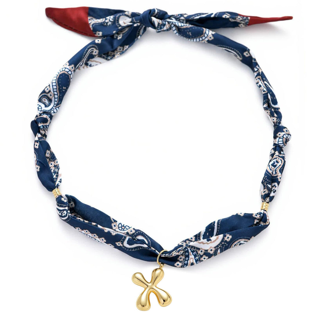 Collana con sciarpa bandana blu navy a fantasia paisley con iniziale e ciondolo a forma di lettera dorata a bolle. - X - image 28