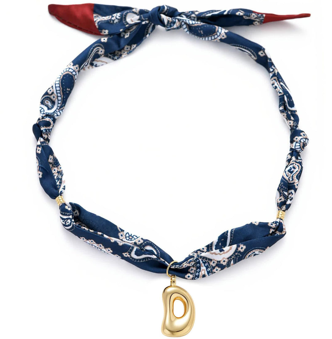 Collana con sciarpa bandana blu navy a fantasia paisley con iniziale e ciondolo a forma di lettera dorata a bolle. - D - image 8
