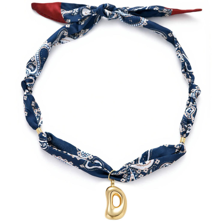 Collana con sciarpa bandana blu navy a fantasia paisley con iniziale e ciondolo a forma di lettera dorata a bolle. - D - image 8