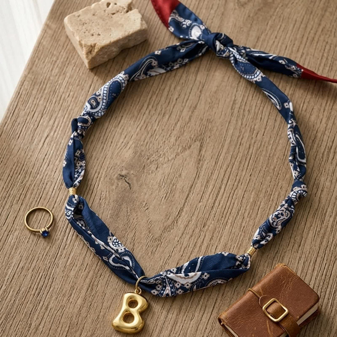 Collana con sciarpa bandana blu navy a fantasia paisley con iniziale e ciondolo a forma di lettera dorata a bolle. - image 1