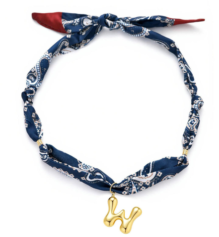 Collana con sciarpa bandana blu navy a fantasia paisley con iniziale e ciondolo a forma di lettera dorata a bolle. - W - image 27