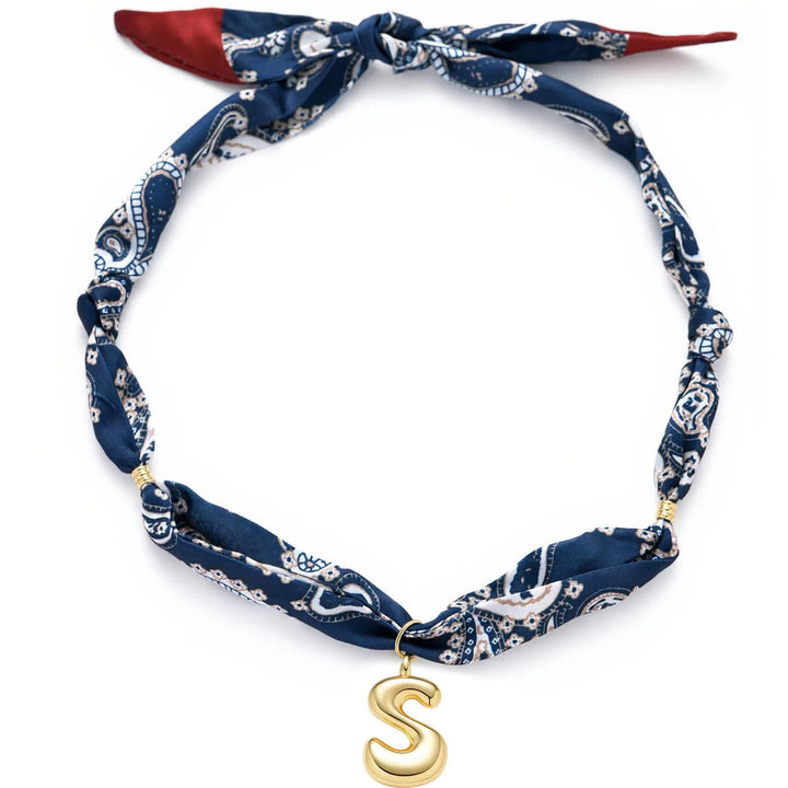 Collana con sciarpa bandana blu navy a fantasia paisley con iniziale e ciondolo a forma di lettera dorata a bolle. - S - image 23