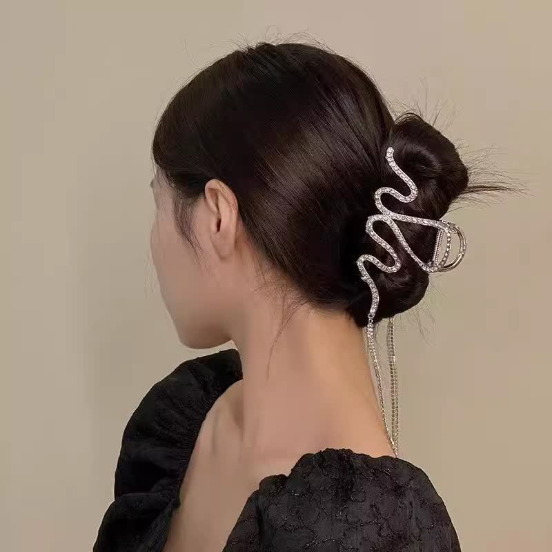 Fermaglio a clip da donna con strass e nappe di cristallo a forma di serpente. - image 3